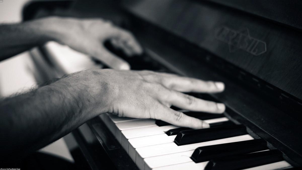 Piano keyboard showing common chord shapes and finger positions